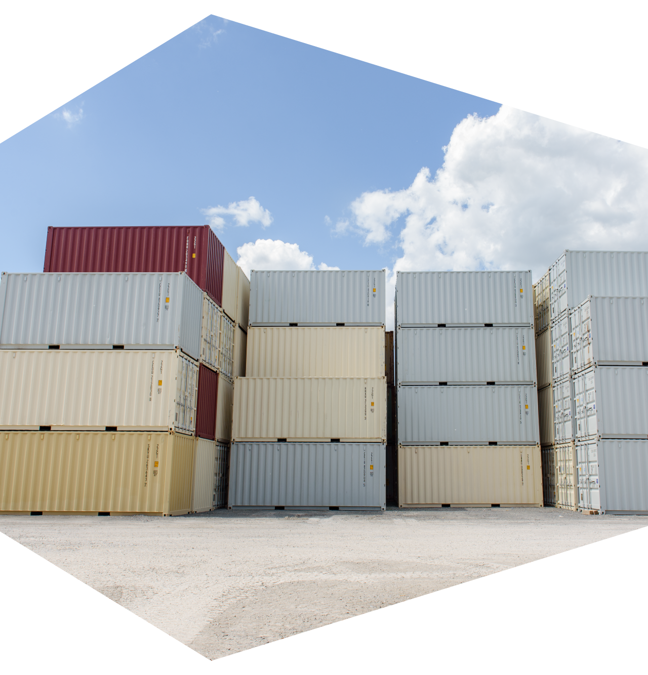 cour remplie de conteneurs